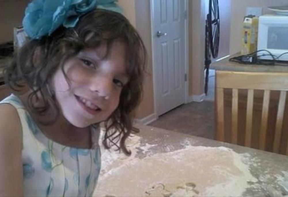 Bimba di 9 anni tenta di uccidere più volte i genitori, ma in realtà ha 22 anni!