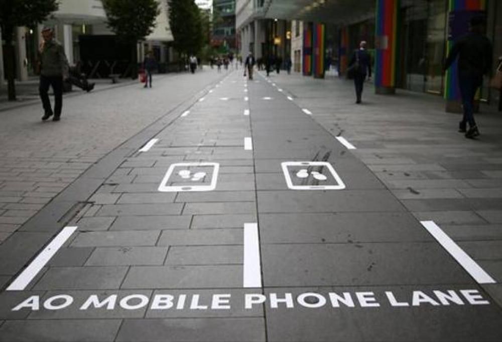 A Manchester arrivano le corsie lente per chi utilizza gli Smartphone in aree trafficate.