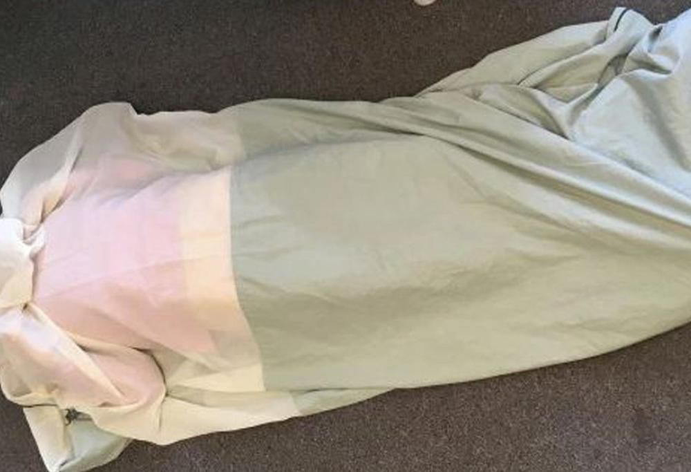 Donna allergica al Wi-Fi costretta a dormire in un sacco a pelo di rame!