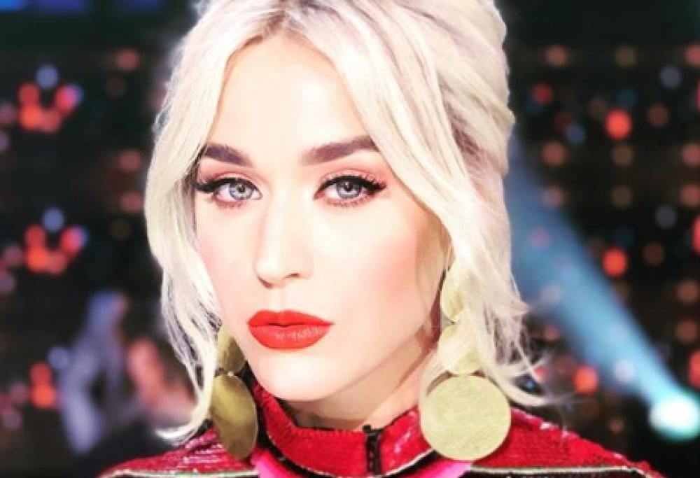 Katy Perry attaccata dalle suore: “Ha le mani sporche di sangue!”