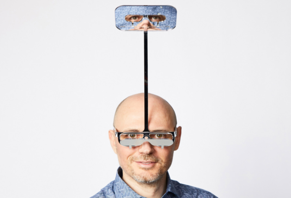 Inventore crea occhiali telescopici per guardare oltre la gente alta durante i concerti!