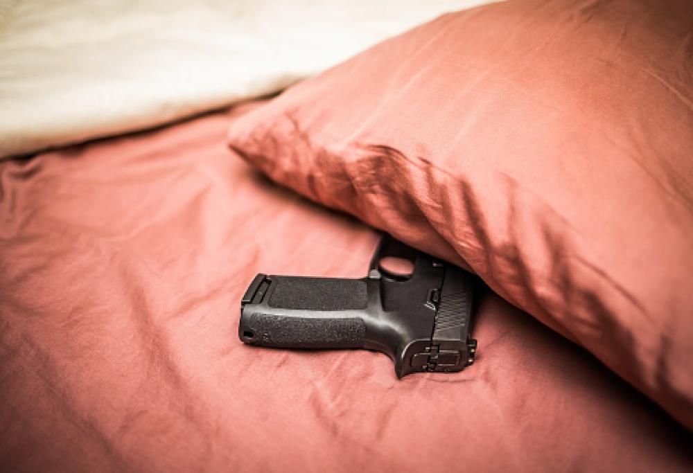 Fanno un gioco erotico con una pistola carica: morta una 24enne