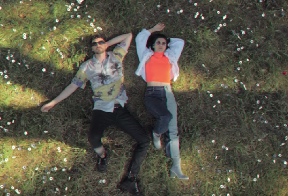 Elisa e Carl Brave, fuori oggi il video della nuova versione di “Vivere tutte le vite”