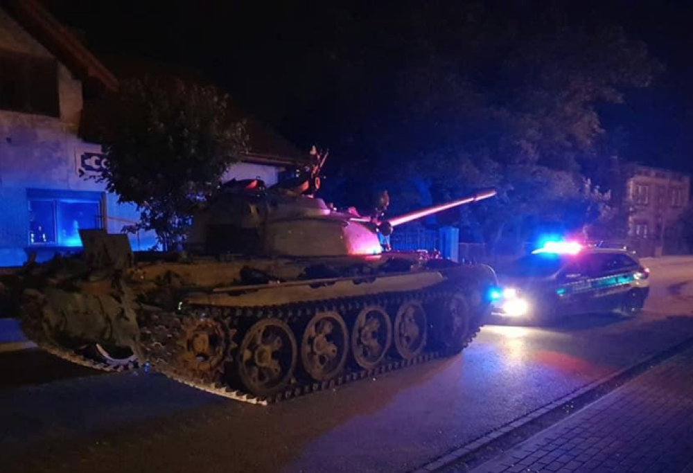 Polonia, ubriaco ruba un carro armato sovietico e gira per la città seminando il panico