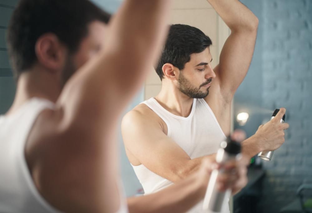 Il 40% dei giovani non usa il deodorante: lo rivela uno studio recente