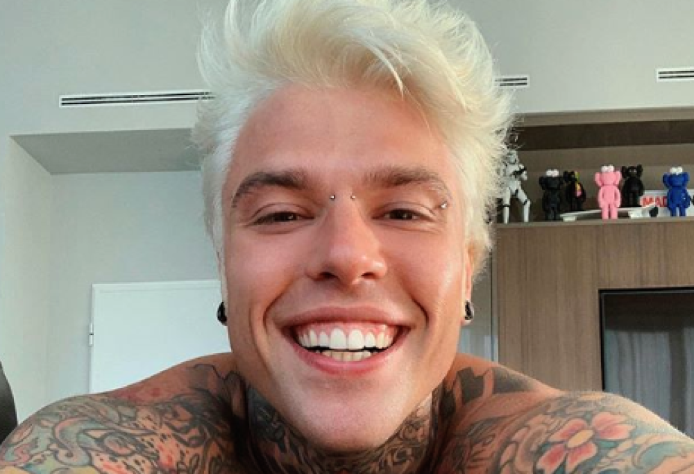 Fedez si fa biondo platino e la Ferragni reagisce in modo epico
