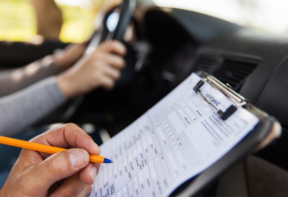 Una donna durante il suo esame di guida uccide per errore il suo istruttore
