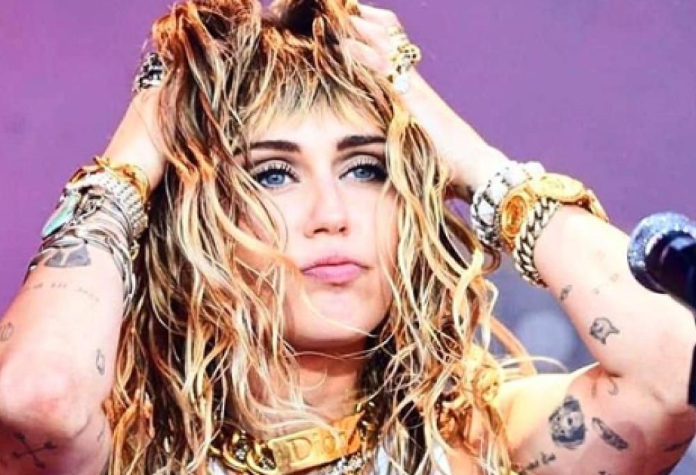 Miley Cyrus: operazione alle corde vocali e album rimandato