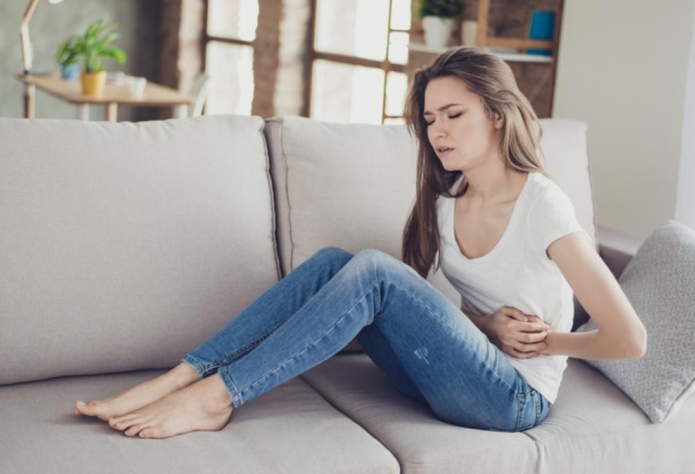 Dolori mestruali? Le donne stanno a casa da lavoro e scuola 9 giorni l’anno