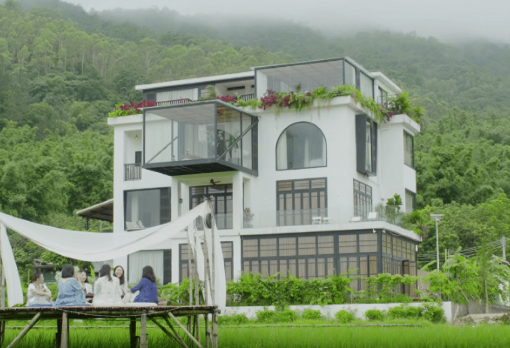 Comprano una villa da sogno per vivere per sempre insieme: la decisione di 7 amiche