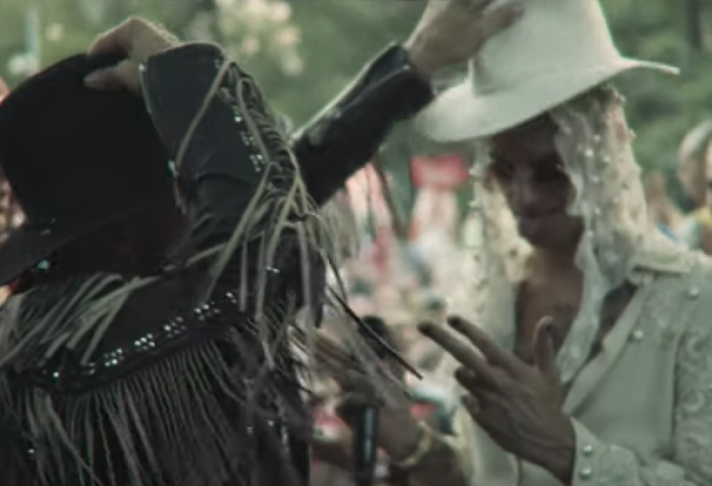 Achille Lauro, ecco il video di “1969”, un tributo agli hippie