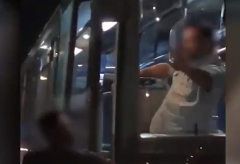 Autista picchia un ragazzo di colore per farlo scendere dal bus