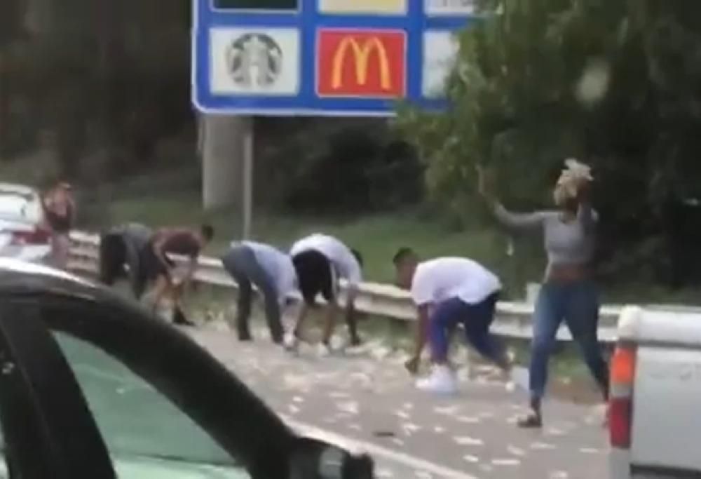 Usa, piovono banconote: in autostrada si scatena il caos