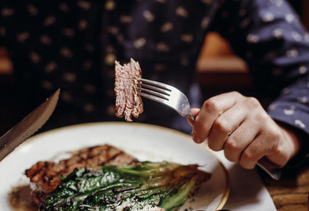 Mangia un pezzo di carne e muore soffocato: 5 mesi dopo muore allo stesso modo il fratello