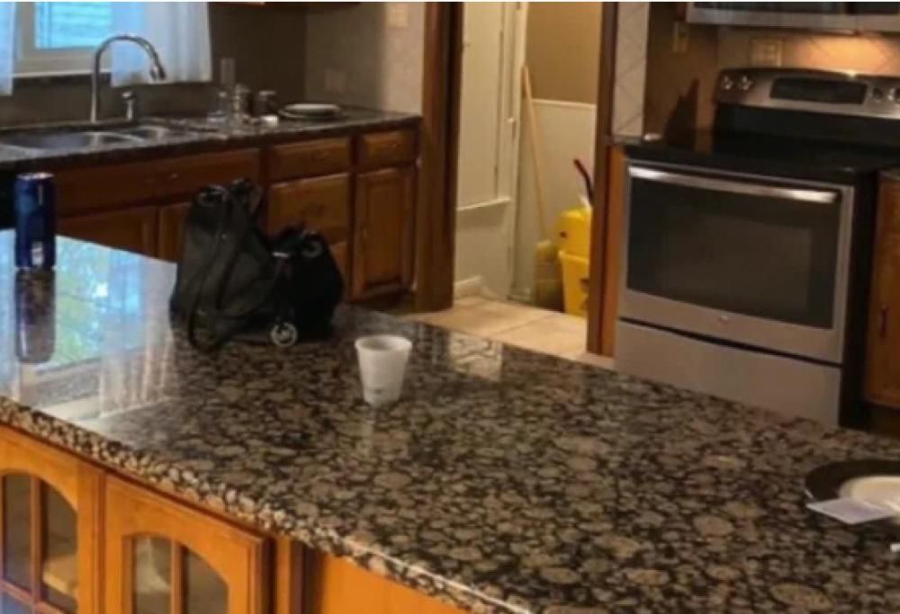 Annuncio immobiliare “stupefacente”: nelle foto compare un piattino sospetto