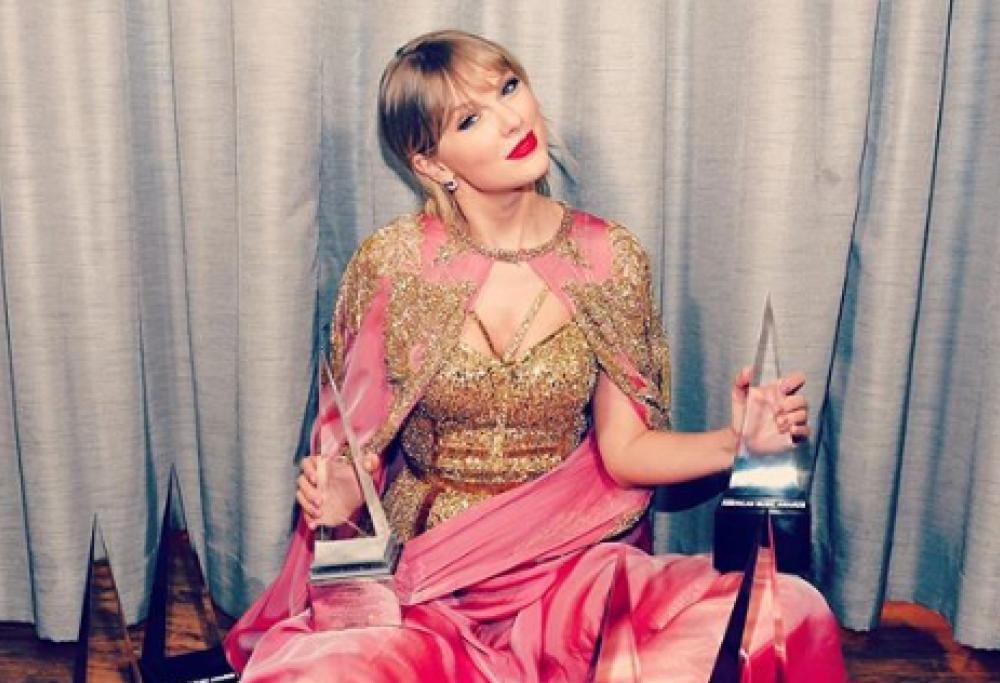 Taylor Swift agli American Music Awards 2019 ringrazia i fan: “Siete il motivo per cui sono qui”