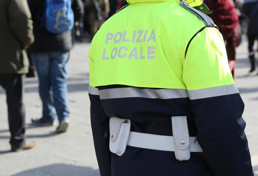 Multato, insulta la poliziotta sui social con commenti sessisti e diffamatori