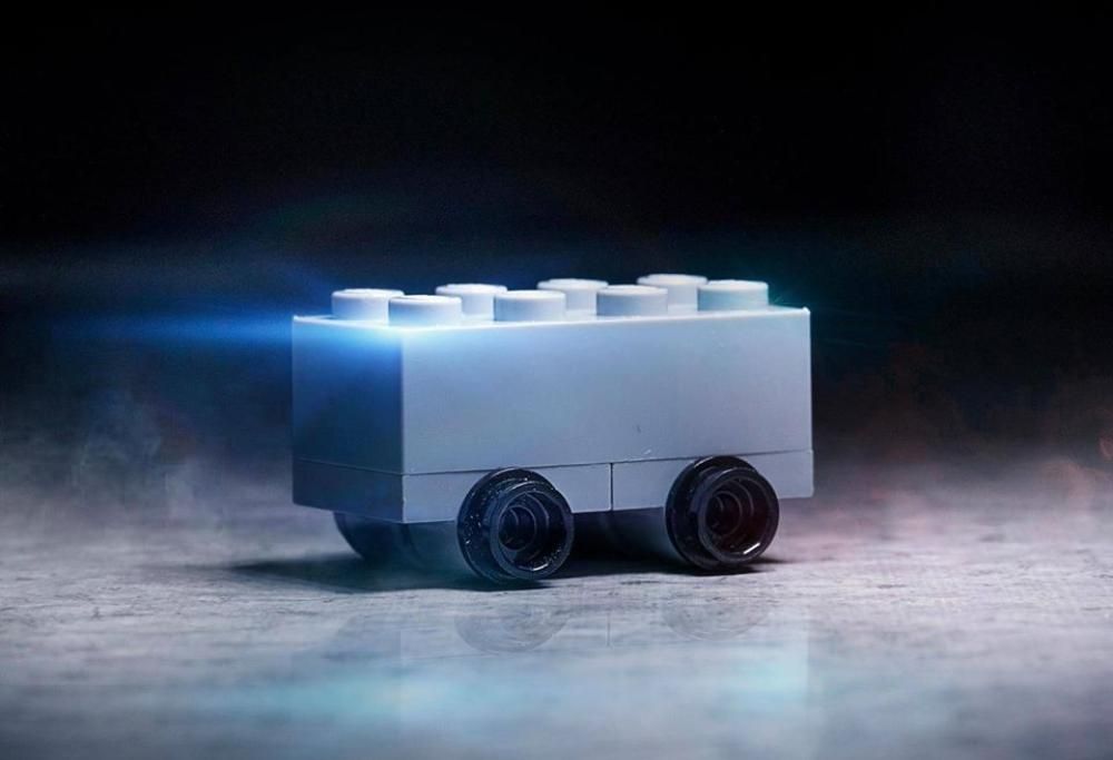 Lego “prende in giro” Tesla e realizza il suo camioncino infrangibile!