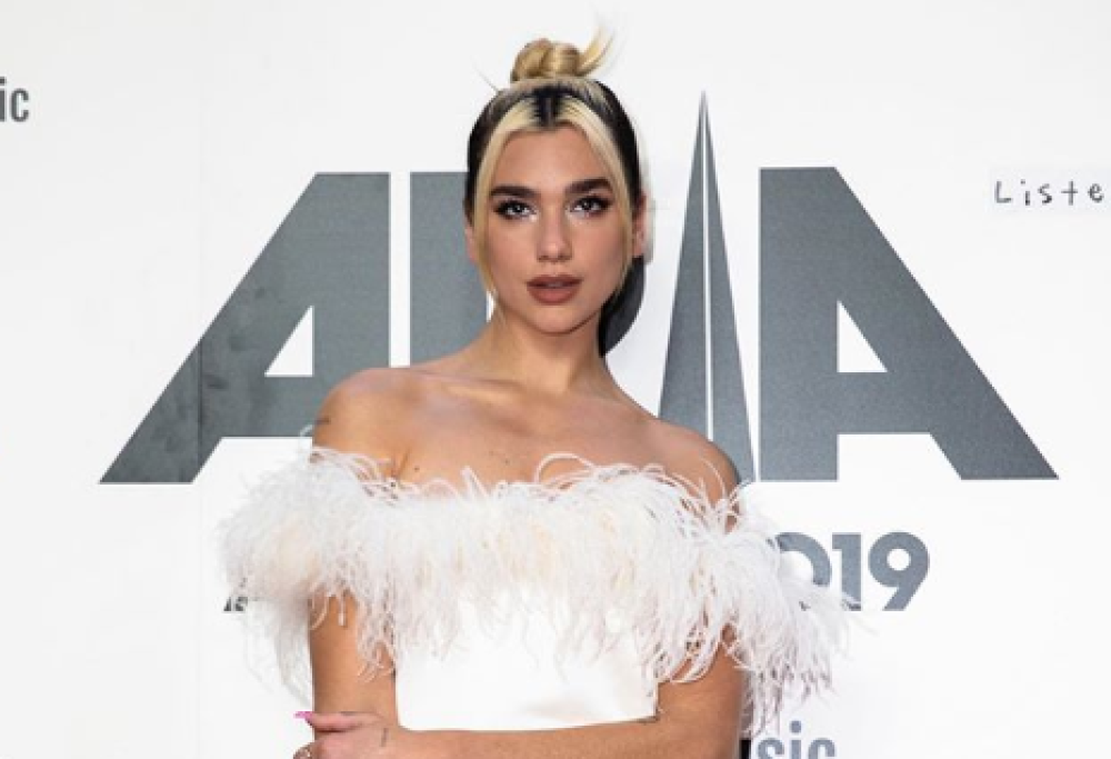 Dua Lipa incanta sul red carpet degli Aria Awards 2019