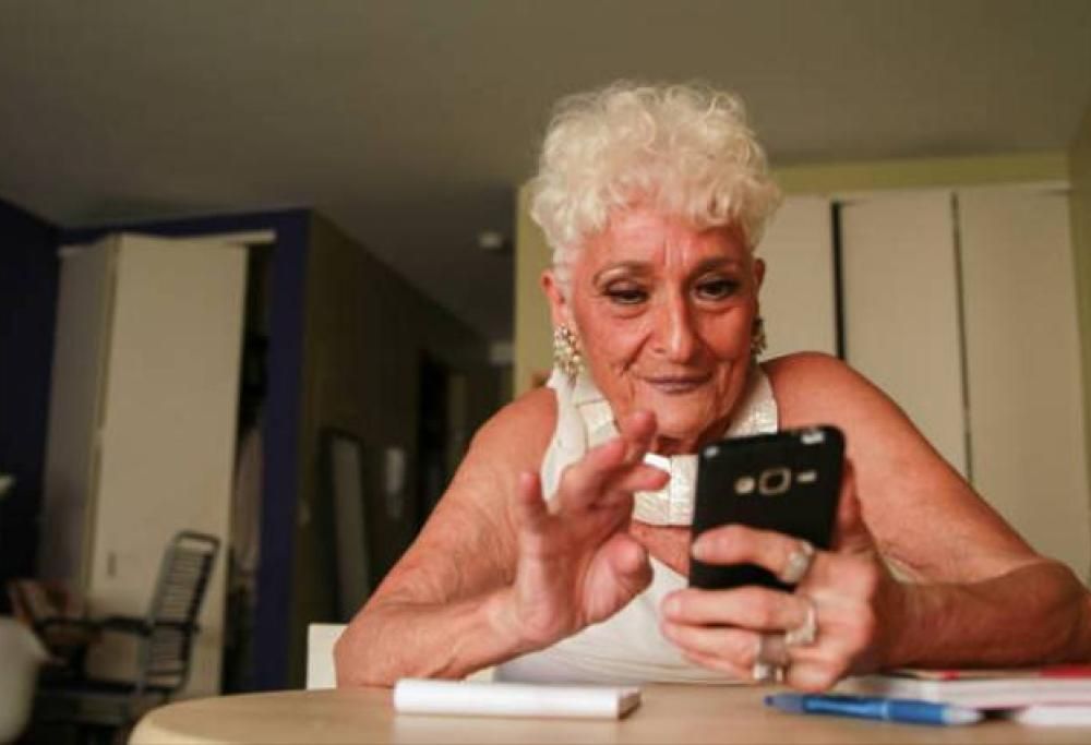 Nonna di 84 anni lascia Tinder per trovare finalmente l’amore vero!