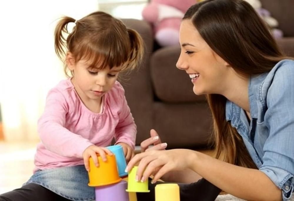 Cercano una babysitter che paghi l’affitto in casa: polemica verso la famiglia!