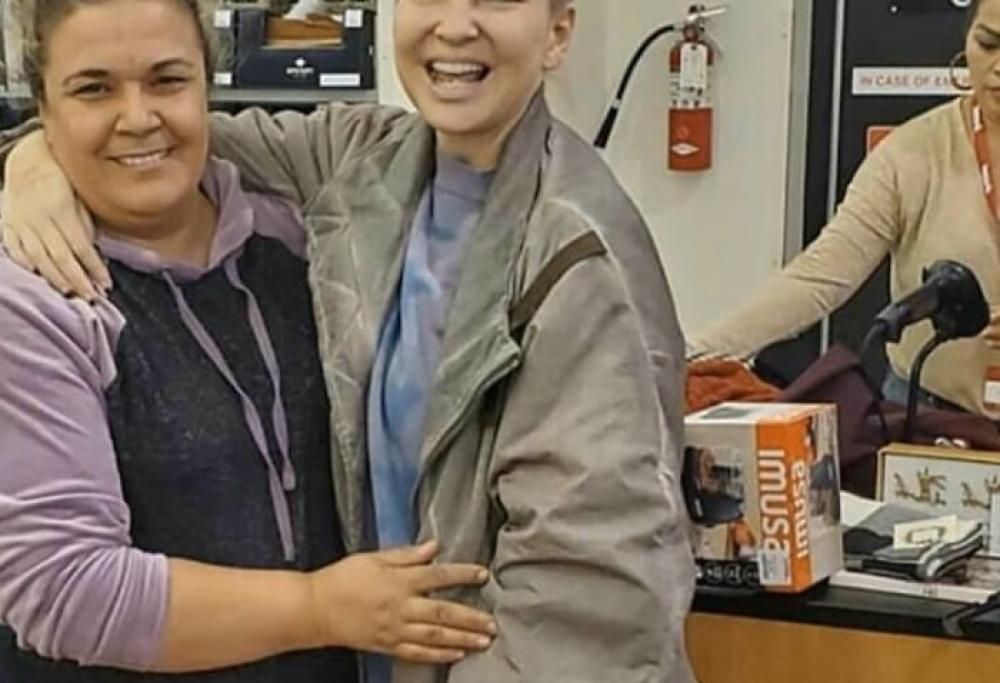 Donna paga a tutti i presenti la spesa al supermercato, si scopre che è la cantante Sia!