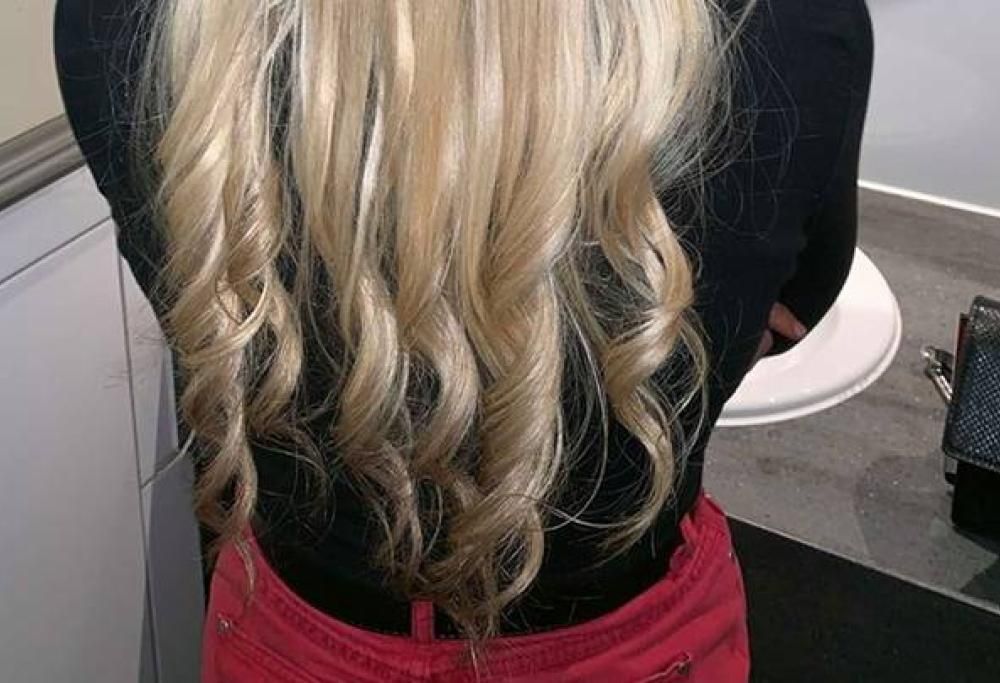 Donna consiglia di utilizzare il radiatore per arricciarsi i capelli!