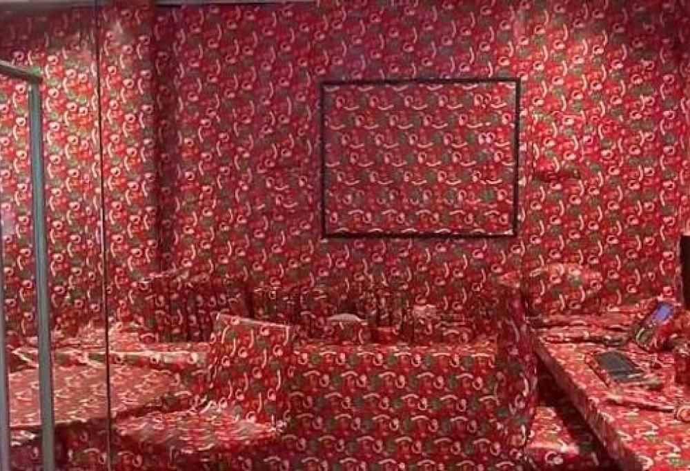 Impiegata burlona ricopre interamente l’ufficio del proprio capo con la carta da regalo!