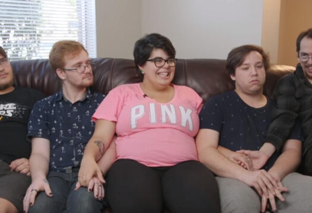 Donna in una relazione poli-amorosa, resta incinta di uno dei suoi quattro partner!