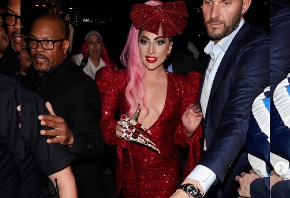 Lady Gaga interpreta il Natale con un dress code da “decorazione”