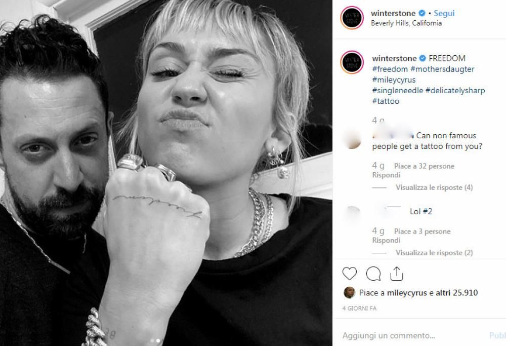 Miley Cyrus si tatua la parola “Freedom” sulla mano: “Io sono questa”