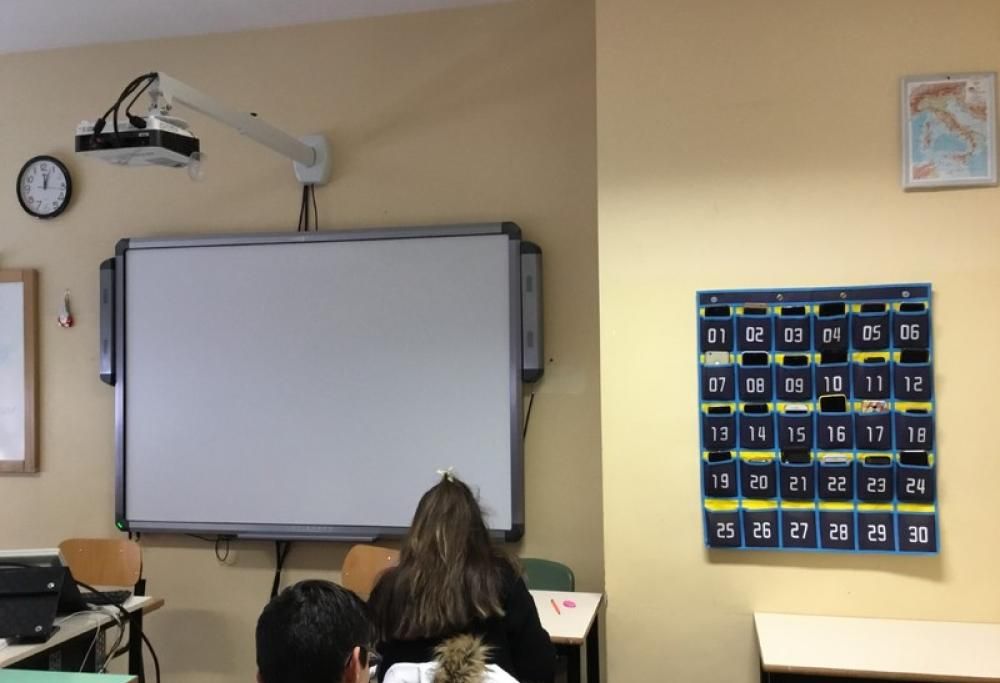 Pannelli per riporre i cellulari in classe: l’idea di una scuola di Biella