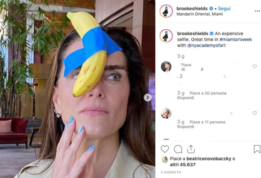 Brooke Shields crea un meme ispirandosi alla banana di Cattelan