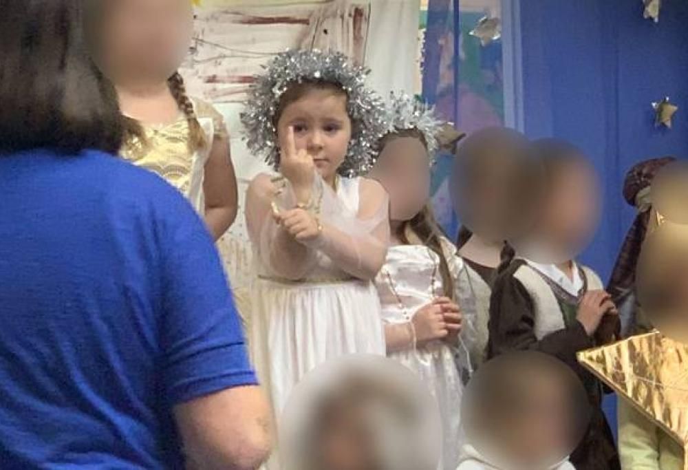 Bimba partecipa al presepe scolastico tenendo il dito medio alzato per oltre 20 minuti!