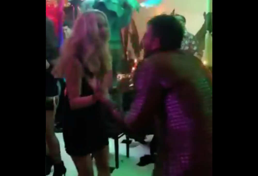 Jennifer Lawrence si scatena sulle note di “All I Want For Christmas Is You”