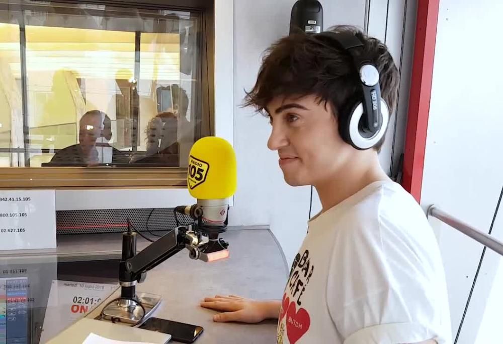 105 Take Away, altro tormentone per Michele Bravi: ecco la sua cover live di “Amore e Capoeira”