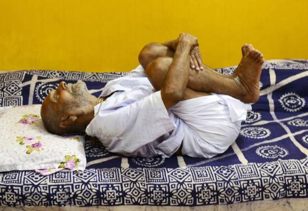 Indiano sbalordisce  tutti mostrando il passaporto e afferma di essere nato nel 1896