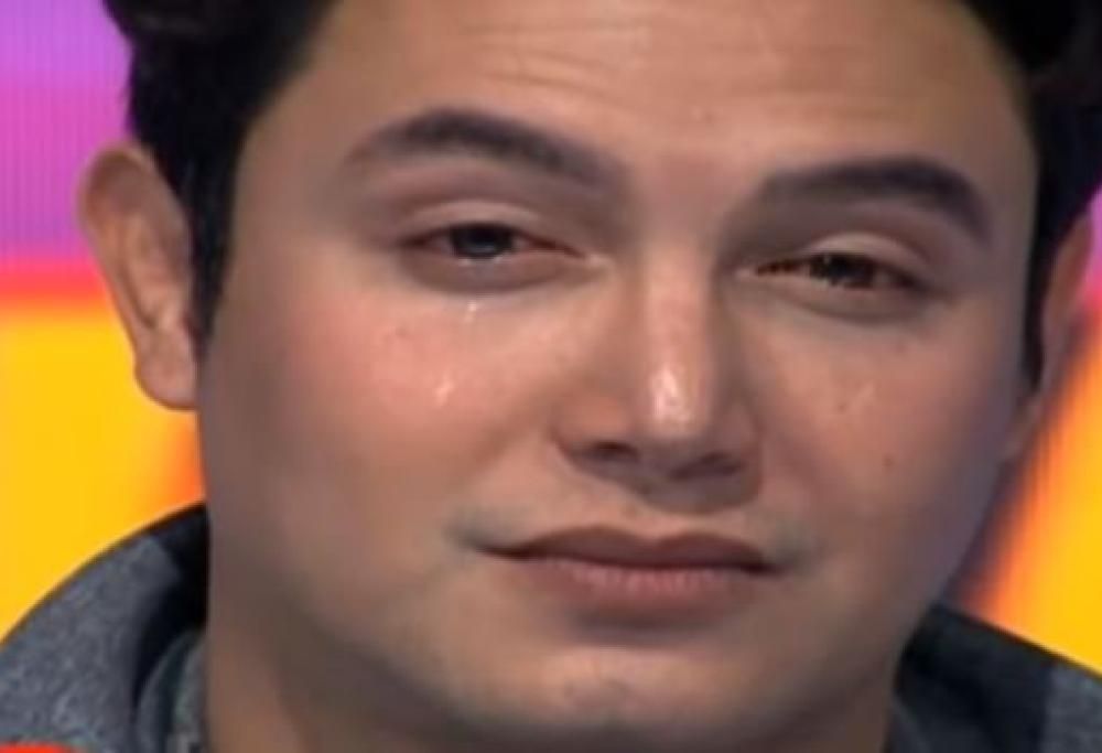 Attore stabilisce il record per non aver battuto ciglio per un’ora e 17 minuti!