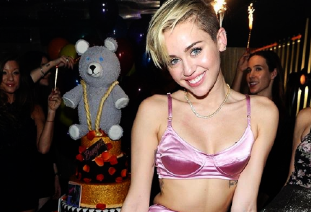 Miley Cyrus alle fan: “Non dovete essere gay, i bravi ragazzi ci sono”. È bufera