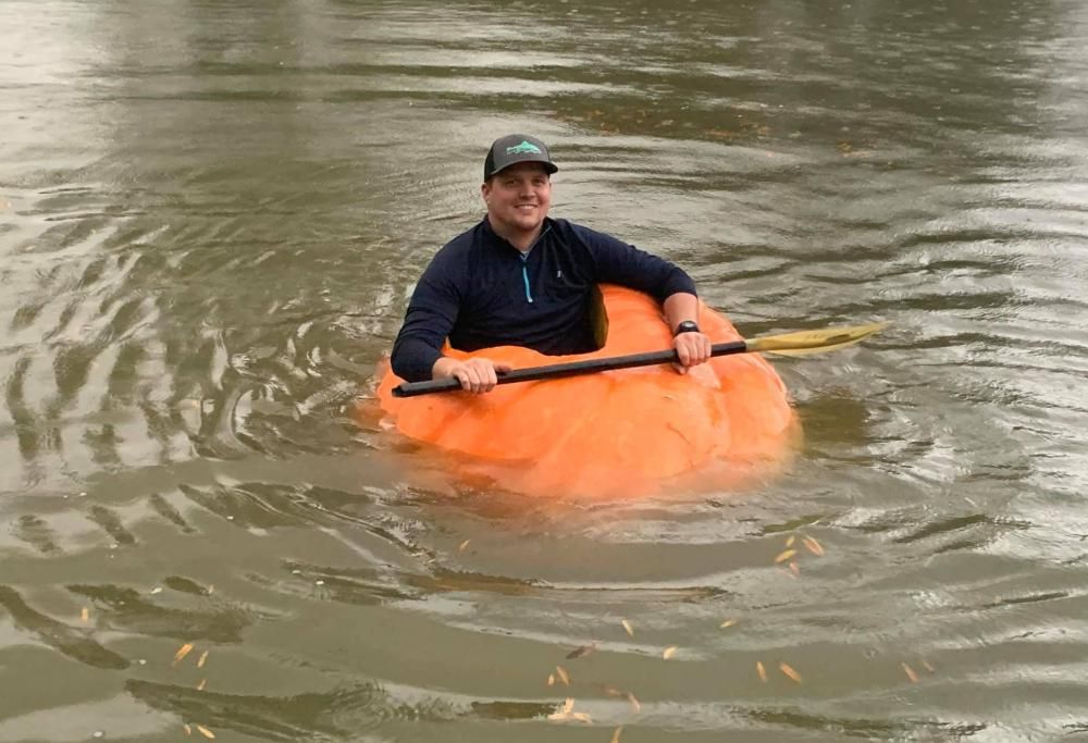 Agricoltore coltiva una zucca da 500 Kg e la trasforma in una barca!