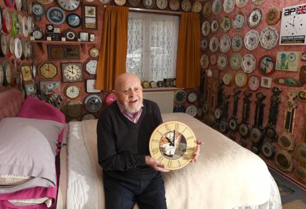 Collezionista ha dovuto riportare indietro i suoi 5000 orologi per via dell’ora solare!