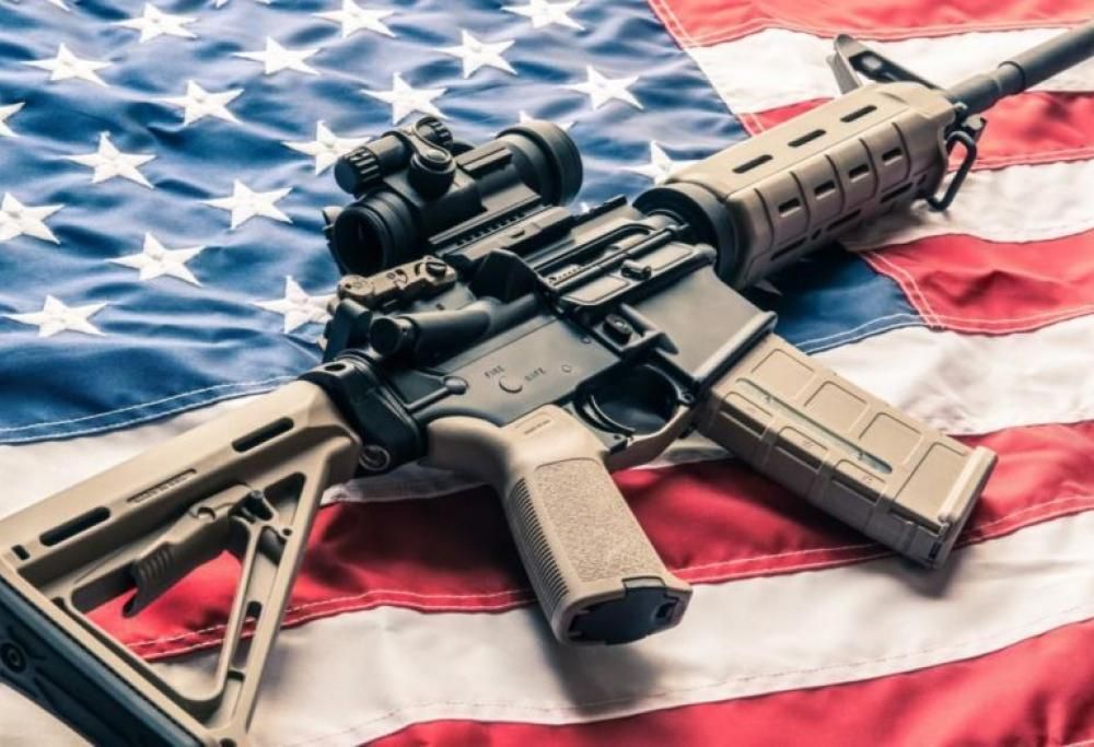 Donna incinta usa un mitra per allontanare i ladri dalla sua famiglia!