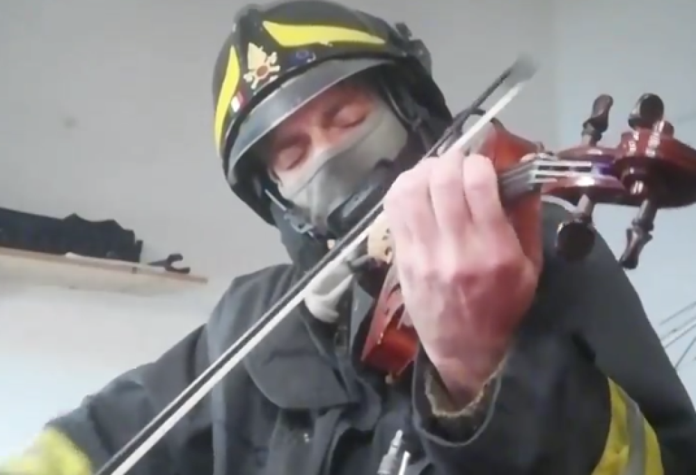 L’omaggio musicale di un Vigile del Fuoco per i colleghi morti ad Alessandria commuove il web