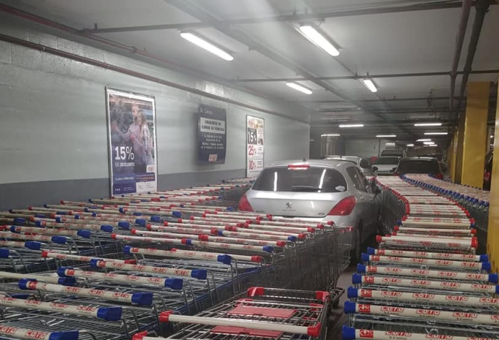 Parcheggia l’auto nel posto riservato ai carrelli e la ritrova così…