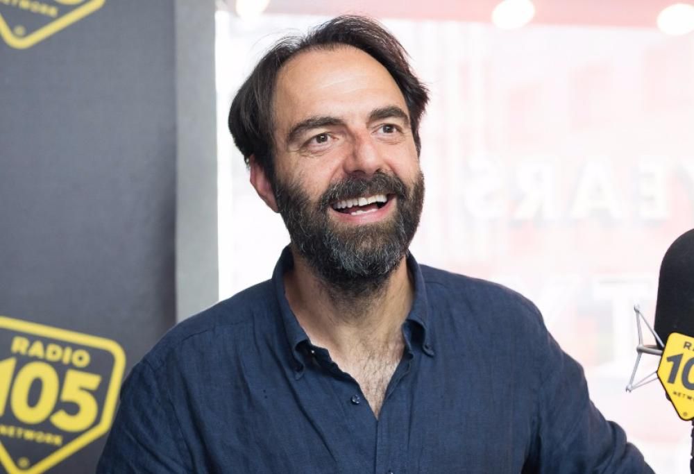 Neri Marcorè presenta RisorgiMarche a 105 Friends: guarda le foto dell’intervista!