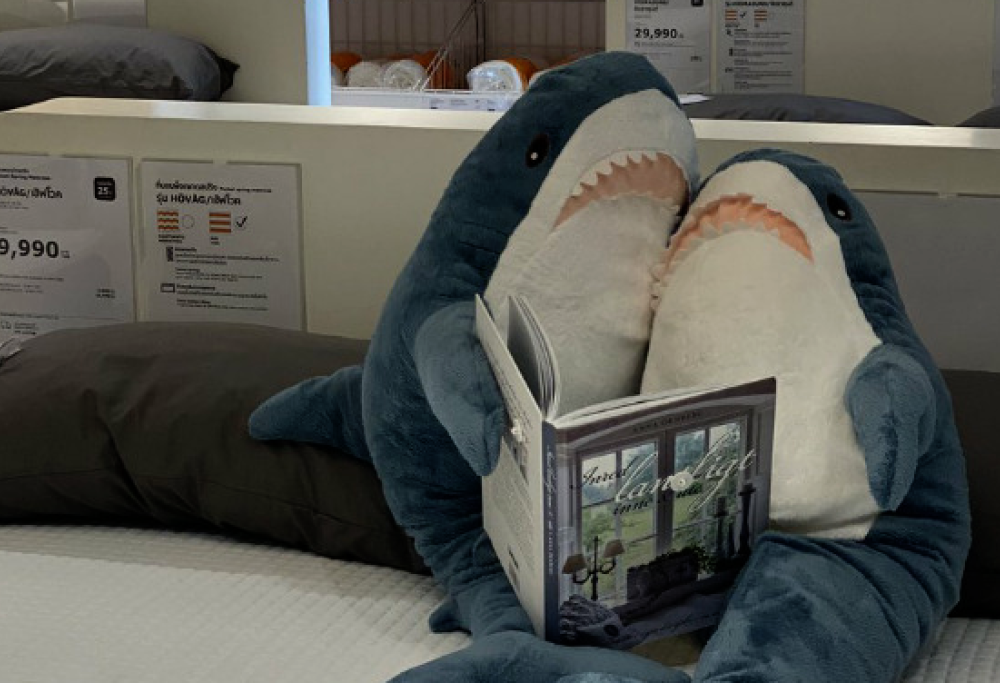 Ikea ha disseminato squali di peluche nei negozi: le foto dei clienti sono esilaranti