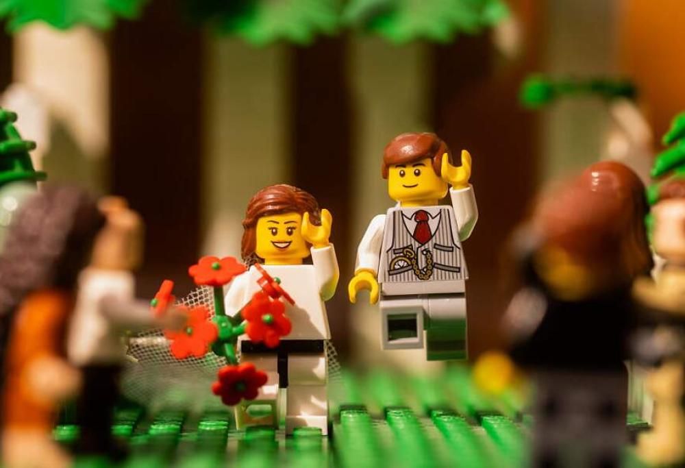 Fotografo di matrimoni in quarantena realizza un album di nozze con i Lego