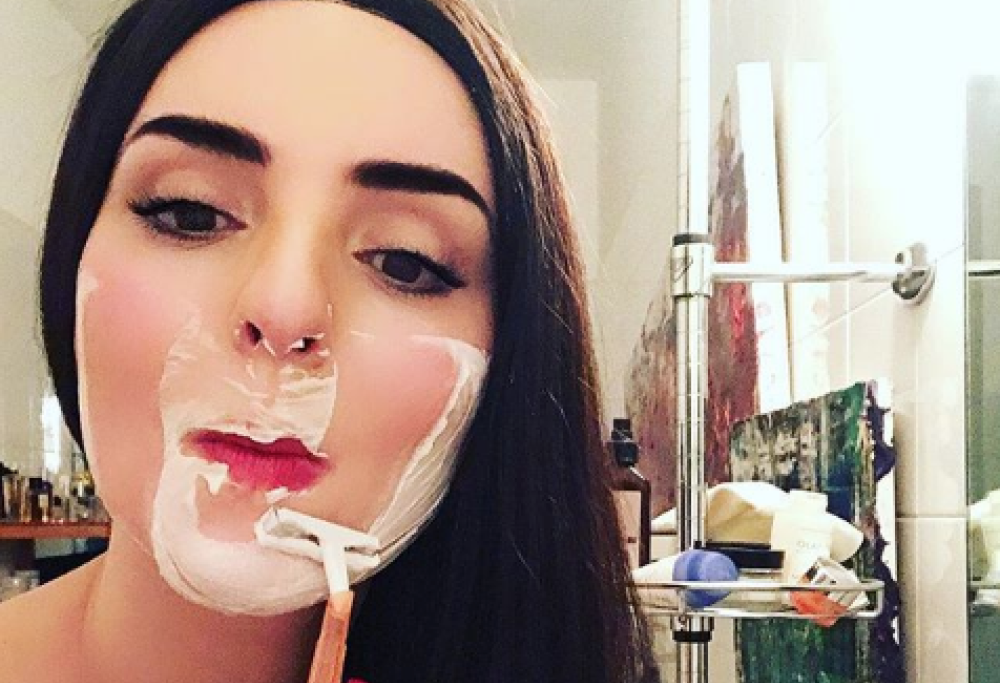 Arisa si fa la barba, prima di dormire: lo scatto su Instagram