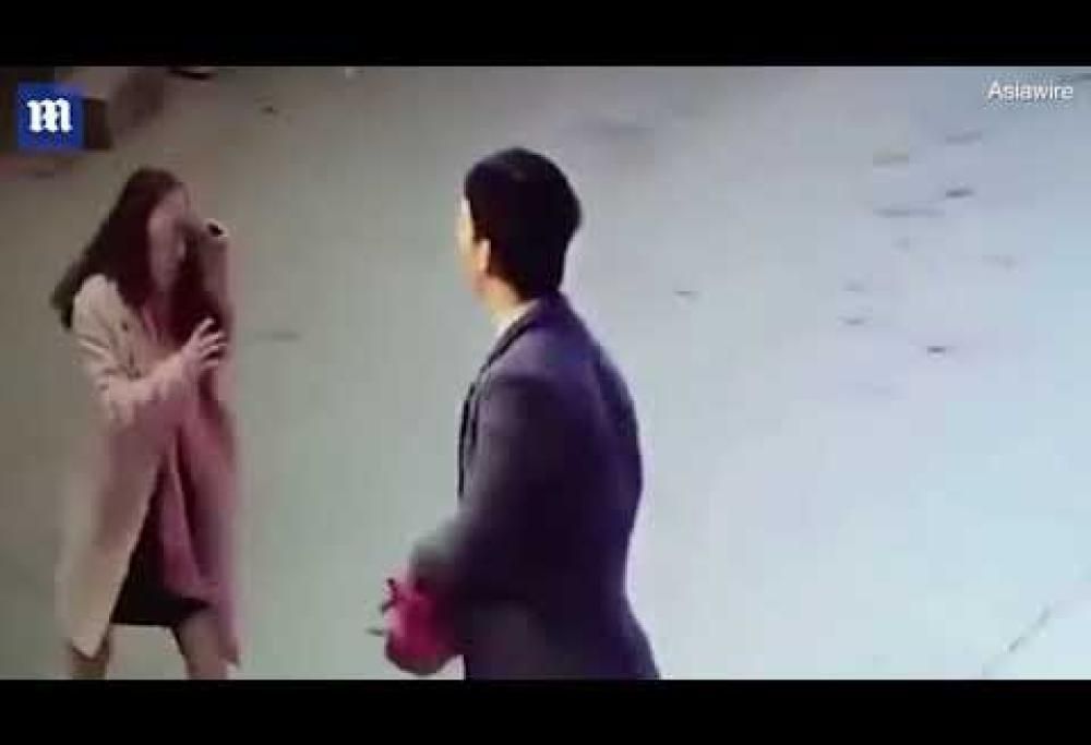 Lei lascia una recensione negativa, lui la raggiunge e la picchia: il video shock