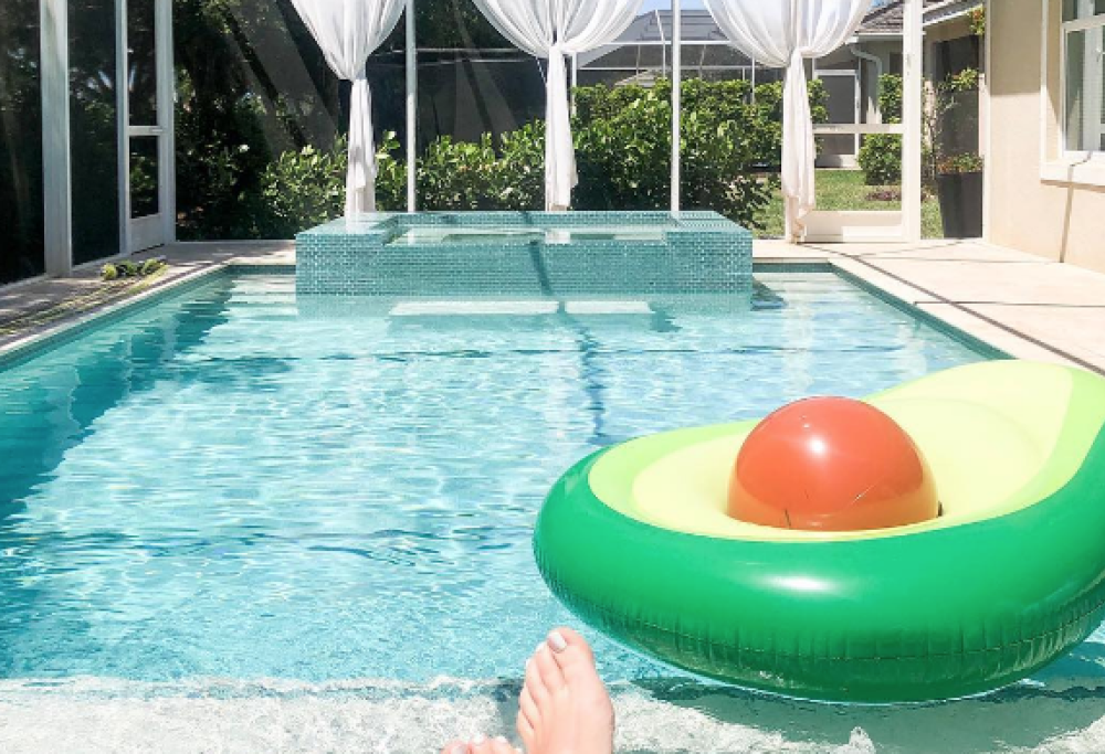 Il materassino a forma di avocado è il must di questa estate